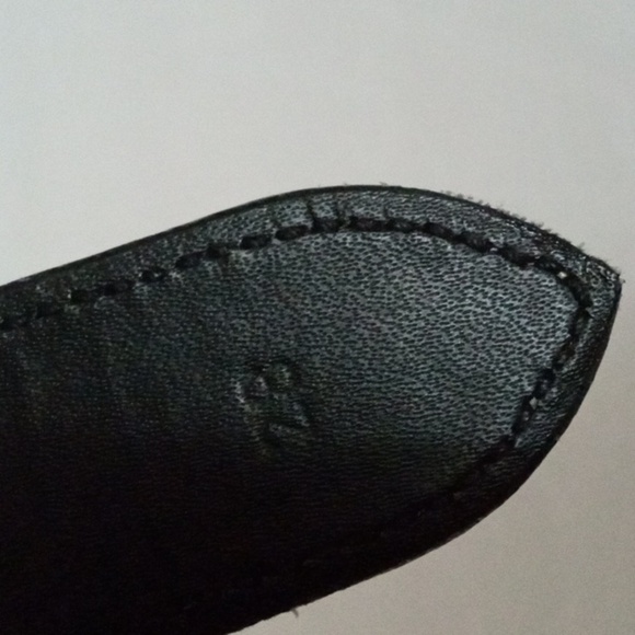 Women's  Leather Belt  sz  28"  Black  with Gold Hardware  Preowned - Picture 5 of 6